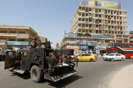 Lực lượng an ninh Iraq tuần tra phía ngoài chợ Shorja, trung tâm Baghdad, hôm 16/7.